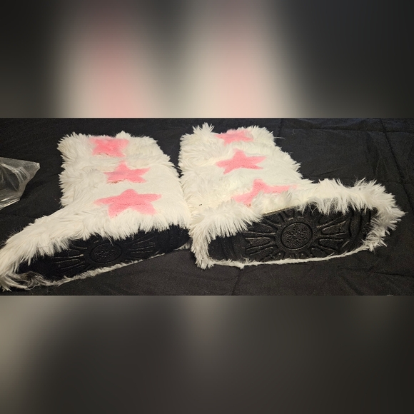 White Fuzzy Pink Star Boots - Picture 3 of 3